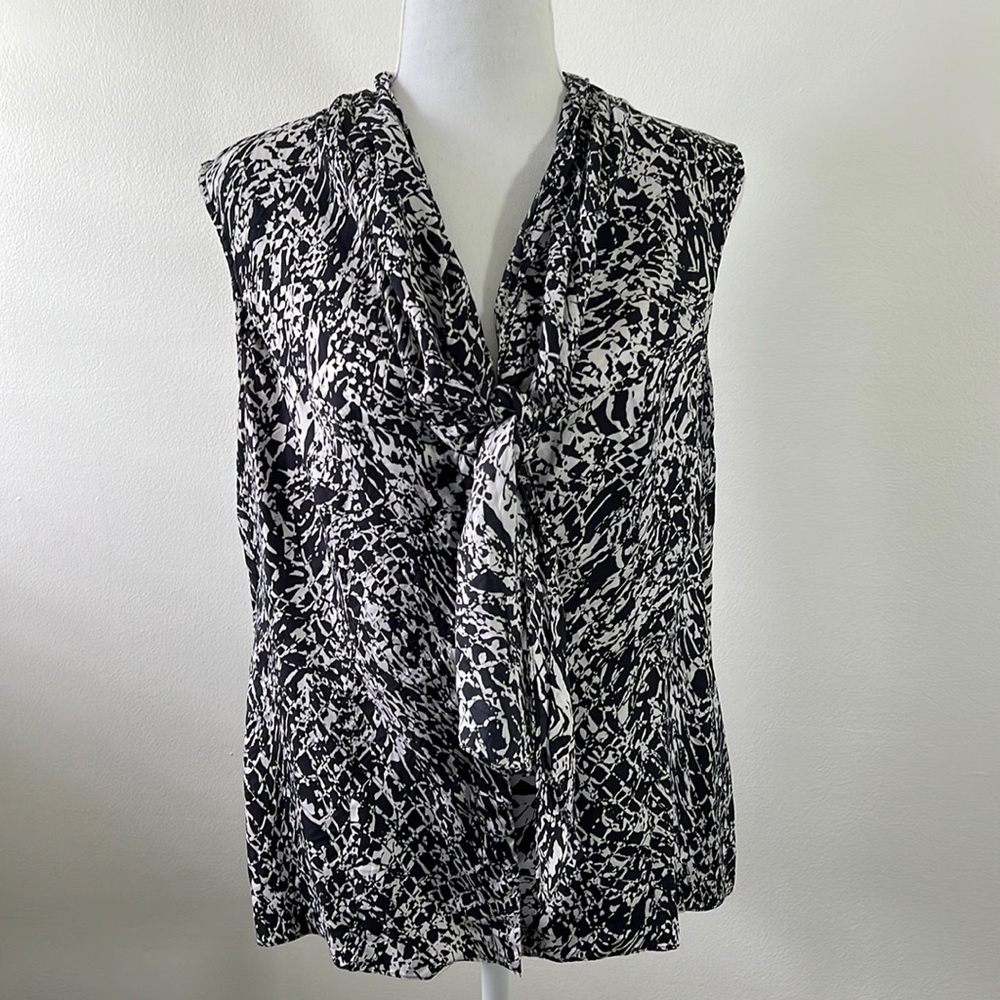 𝅺JONES New York Sleeveless Silk Blend Blouse Black White